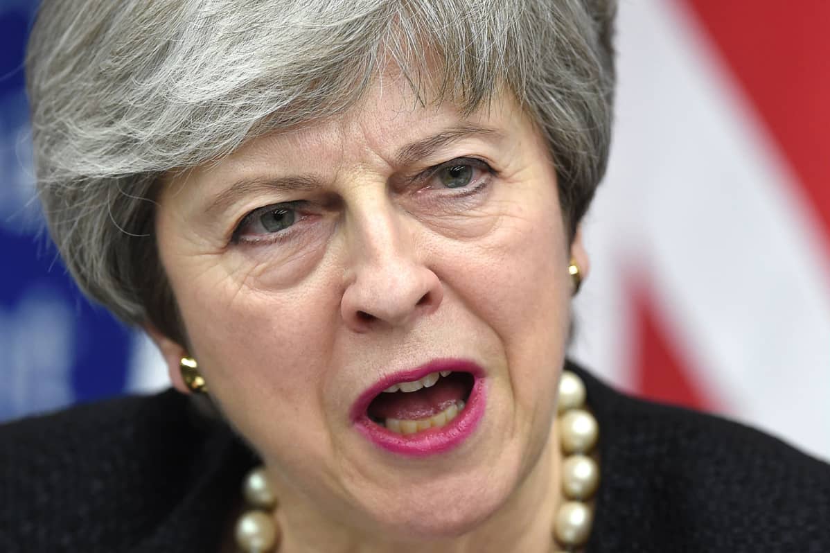 Theresa May lehdistötilaisuudessa Strasbourgissa maanantaina.