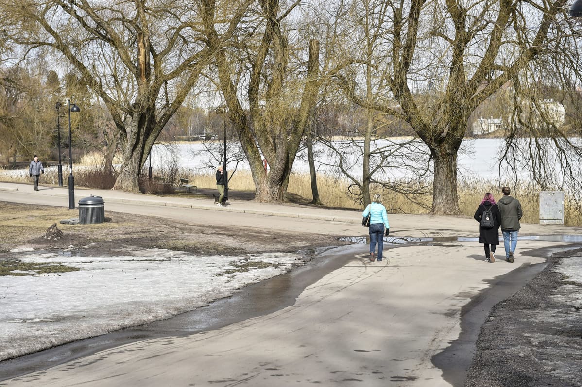 Jalankulkijoita Helsingissä.