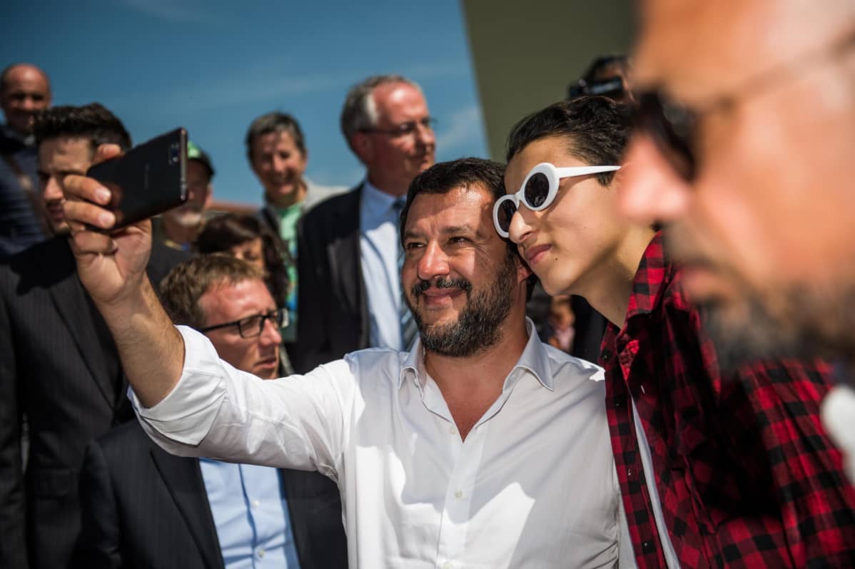 Tuttua puuhaa. Italian sisäministeri Matteo Salvini ei arastele ottaa omakuvia.