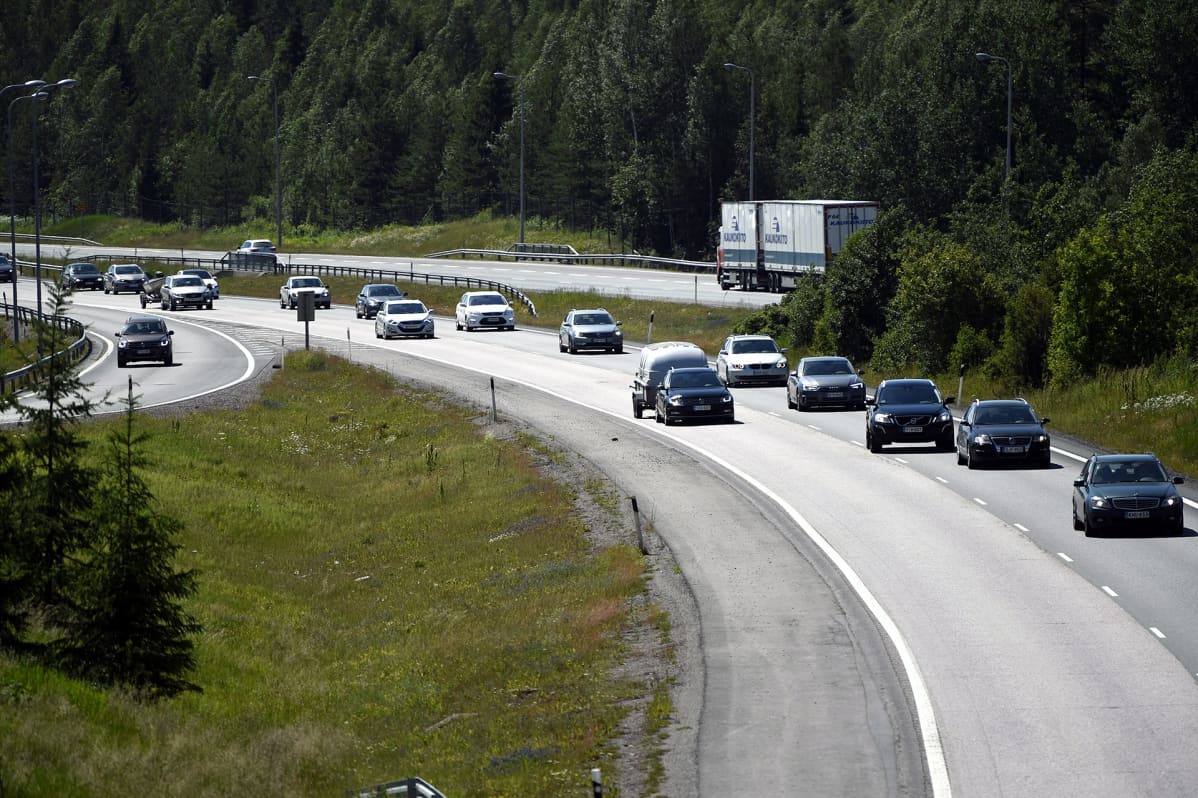 Juhannuksen menoliikennettä nelostiellä Orimattilassa