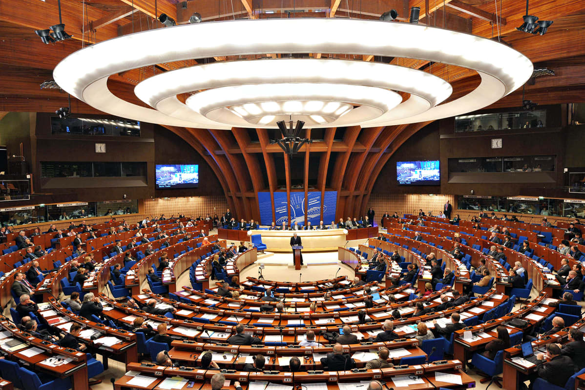 Euroopan neuvoston parlamentaarisen yleiskokouksen (PACE) istunto meneillään pyöreässä salissa, jossa kattovalaistus on myös ovaalin muotoinen.