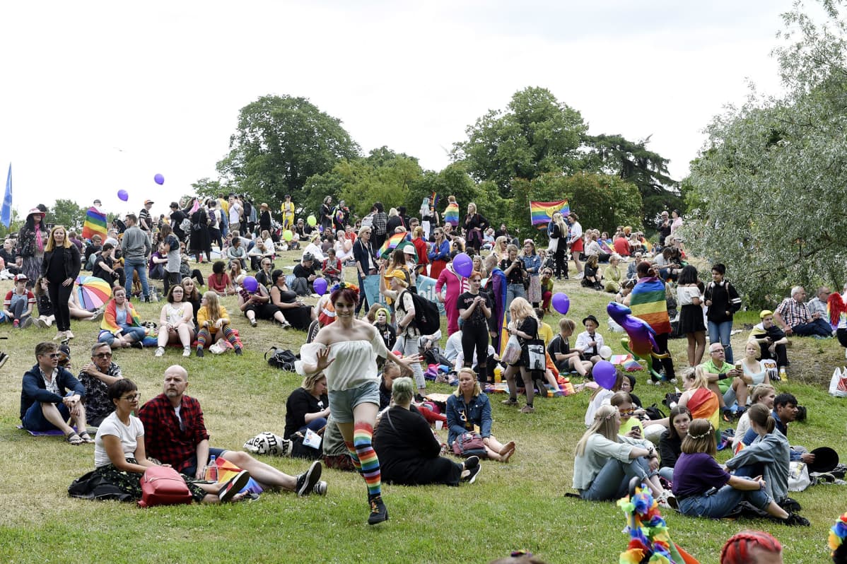 Helsinki Pride 2019 puistojuhla Kaivopuistossa Helsingissä 29. kesäkuuta 2019