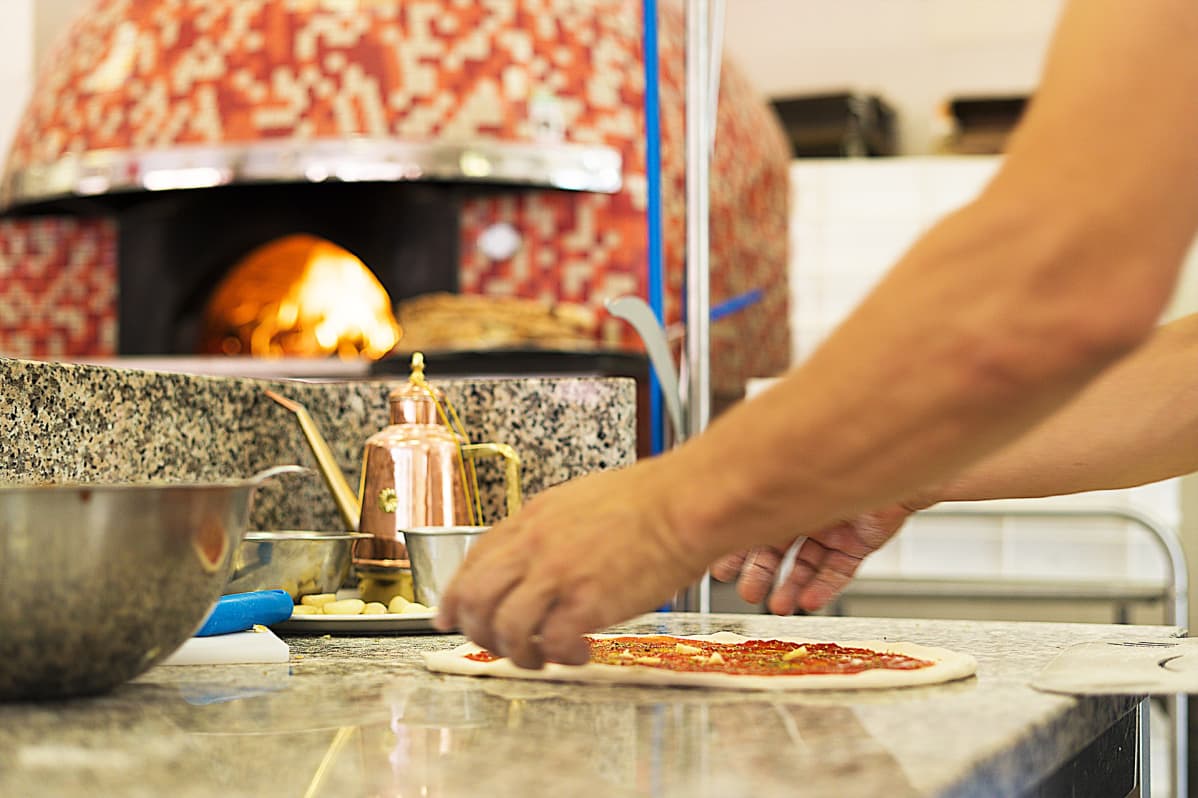 Pizzan valmistusta.