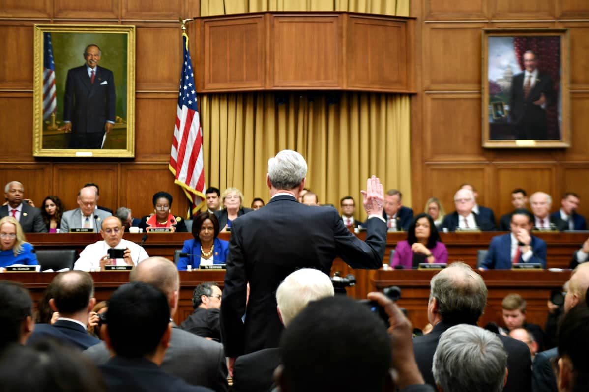 Robert Mueller vannoi valan ennen ensimmäistä kuulemistaan edustajainhuoneen oikeusvaliokunnan edessä.