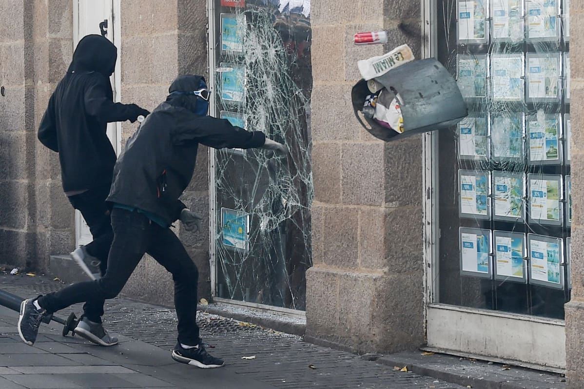 Hupparimiehet rikkovat ikkunaa.
