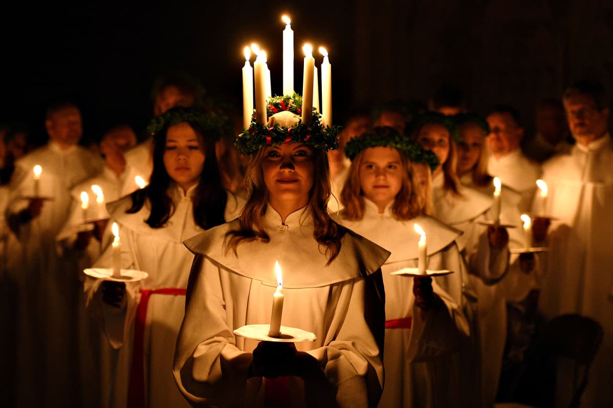 Ruotsalainen Matilda Bergstrom Lucia-kulkueessa eteläisessä Englannissa 6. joulukuuta 2019.