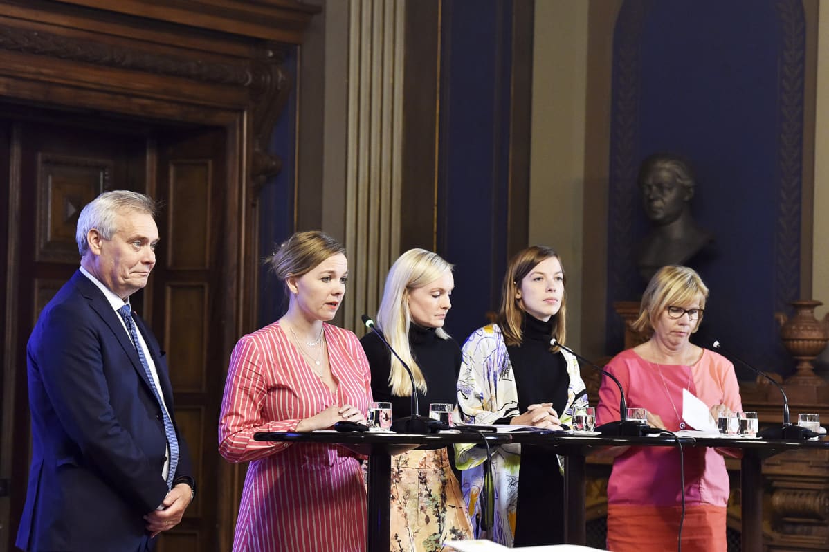 Pääministeri Antti Rinne, elinkeinoministeri Katri Kulmuni, sisäministeri Maria Ohisalo, opetusministeri Li Anderrsson ja oikeusministeri Anna-Maja Henrisksson hallituksen talousarvioneuvottelujen loppuinfossa Säätytalolla 17.9.