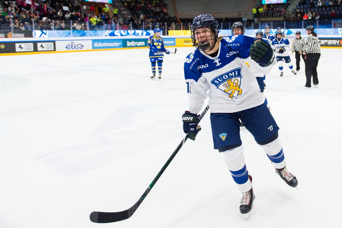 Vilma Tanskanen tuulettaa maalia EHT-turnauksessa joulukuussa 2017.