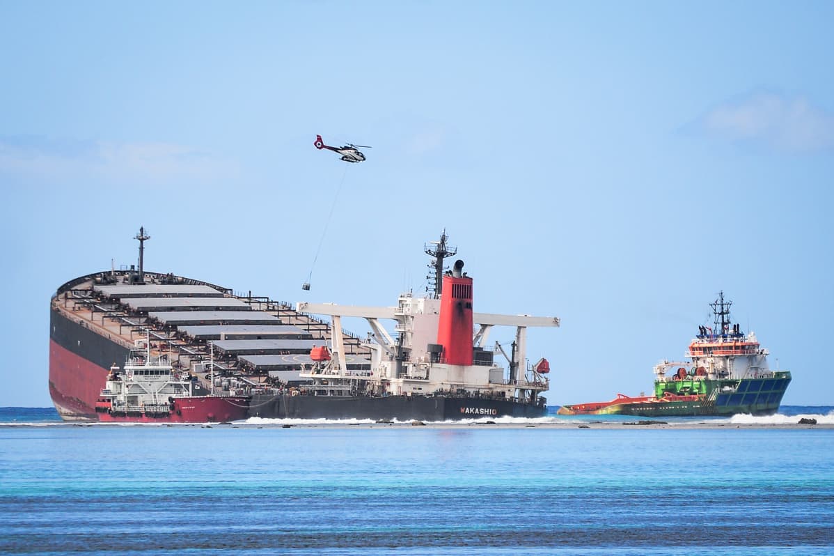 Osittain uponnut rahtilaiva MV Wakashio.