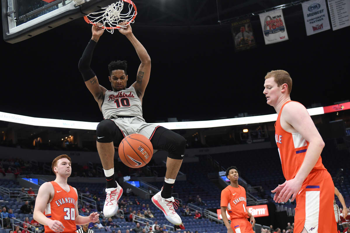 Phil Fayne donkkaa Illinois State University Redbirdsin paidassa NCAA-liigassa.