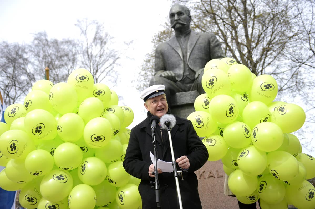 Olli Rehn Keskustan vapputilaisuudessa Kyösti Kallion -patsaalla Helsingissä, 1. toukokuuta.