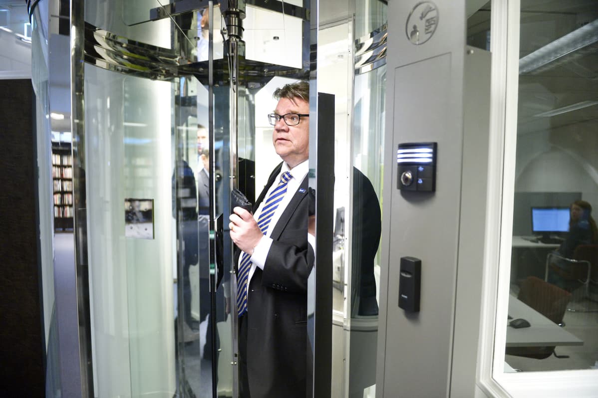 Perussuomalaisten puheenjohtaja Timo Soini perussuomalaisten eduskuntaryhmän kokouksen jälkeen eduskunnassa Helsingissä 5. toukokuuta.