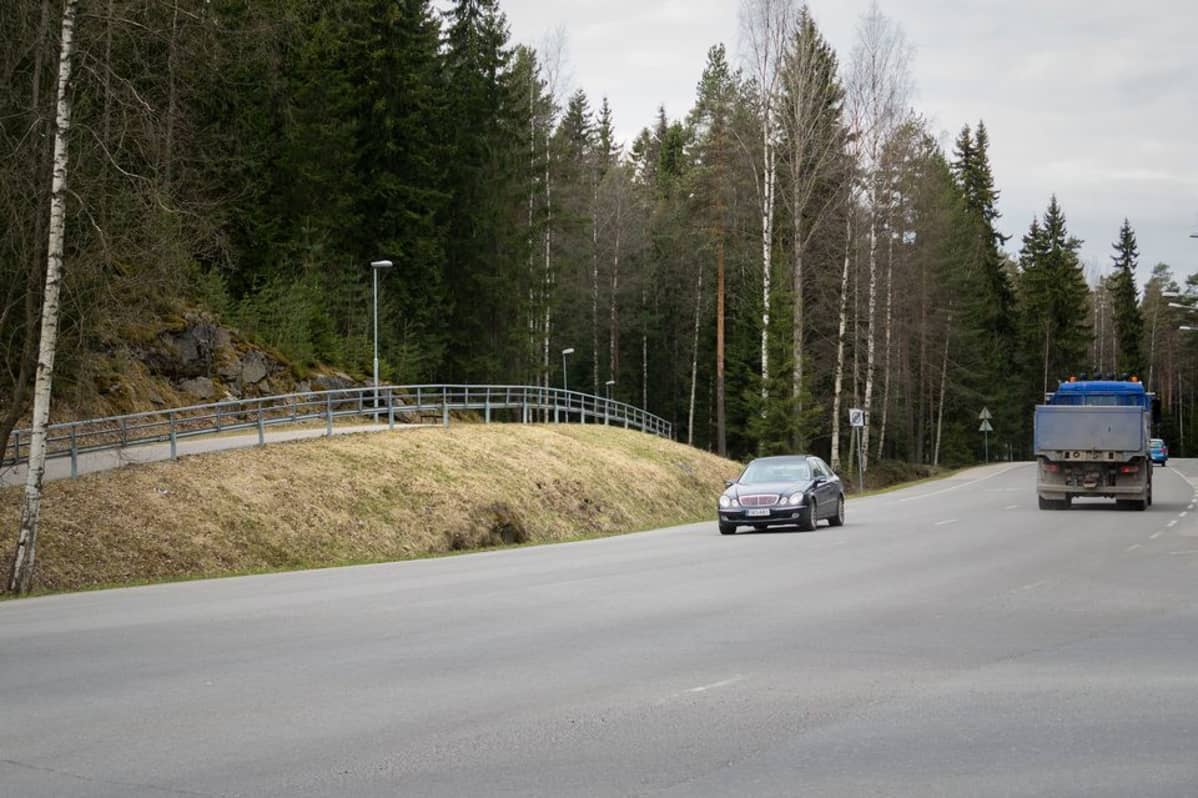 Tesoman murha, Tesoman valtaväylä penkki