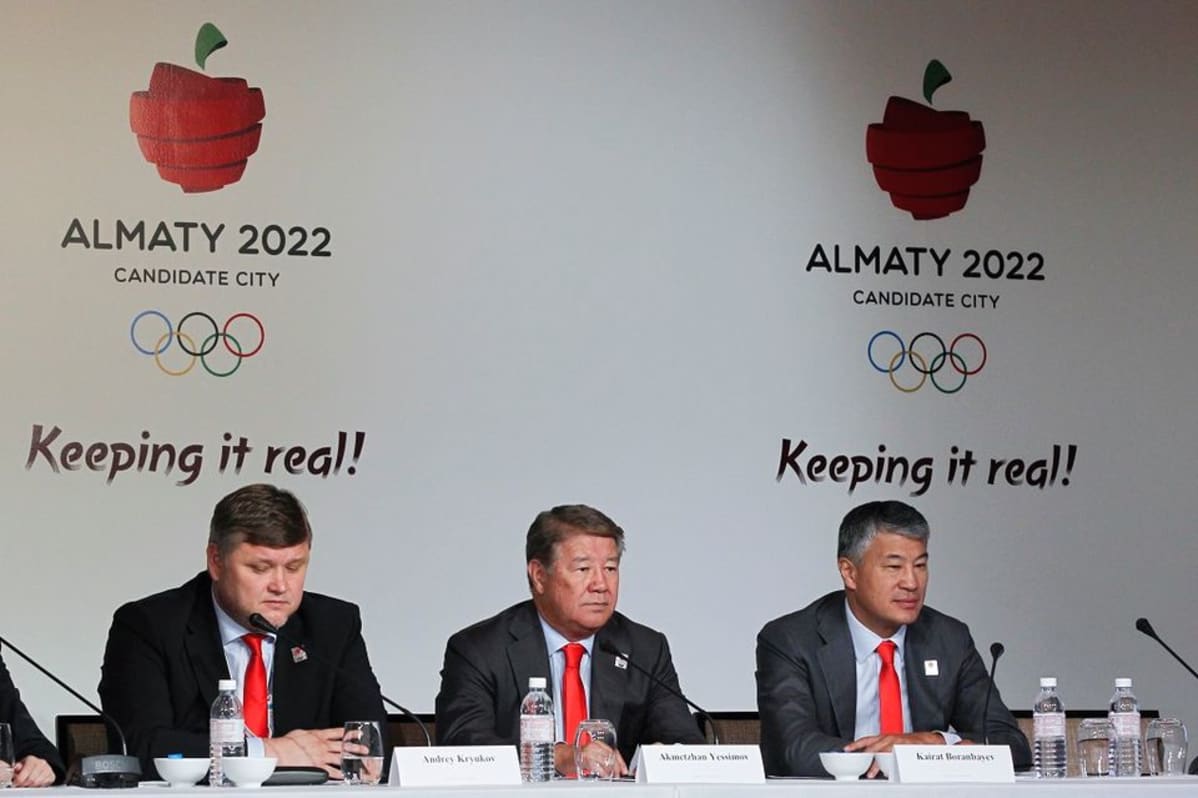 Almatyn hakukomitean varapuheenjohtaja Andrei Kryukov, Almatyn pormestari Akhmetzhan Yessimov ja Kazakstanin paralympialaisneuvoston puheenjohtaja Kairat Boranbayev Kuala Lumpurissa.