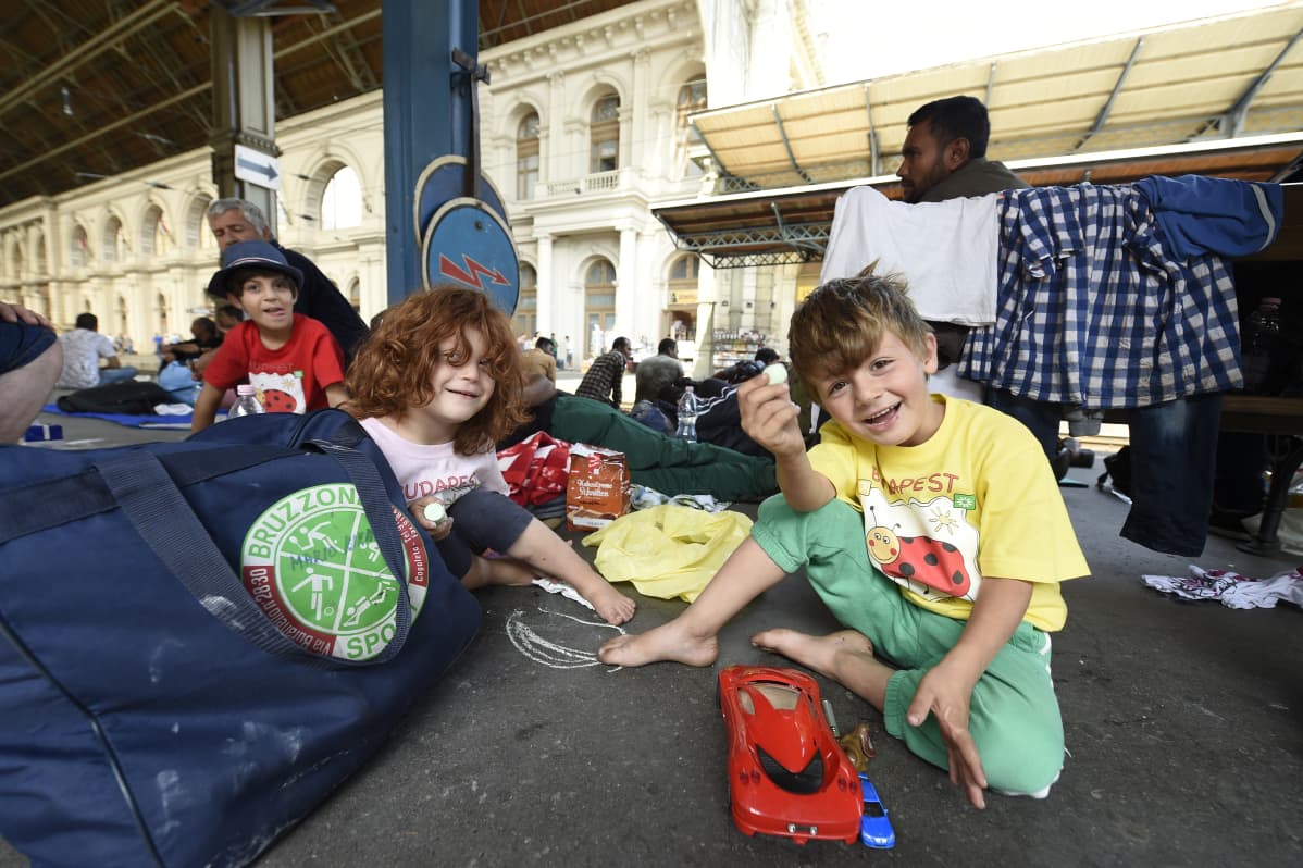 Budapest, Keletin rautatieasemalla majaavat turvapaikanhakijat