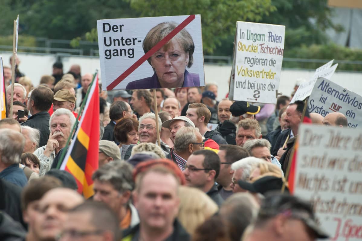 Islaminvastaisen Pegida-liikkeen mielenosoitus Dresdenissä 12. syyskuuta.