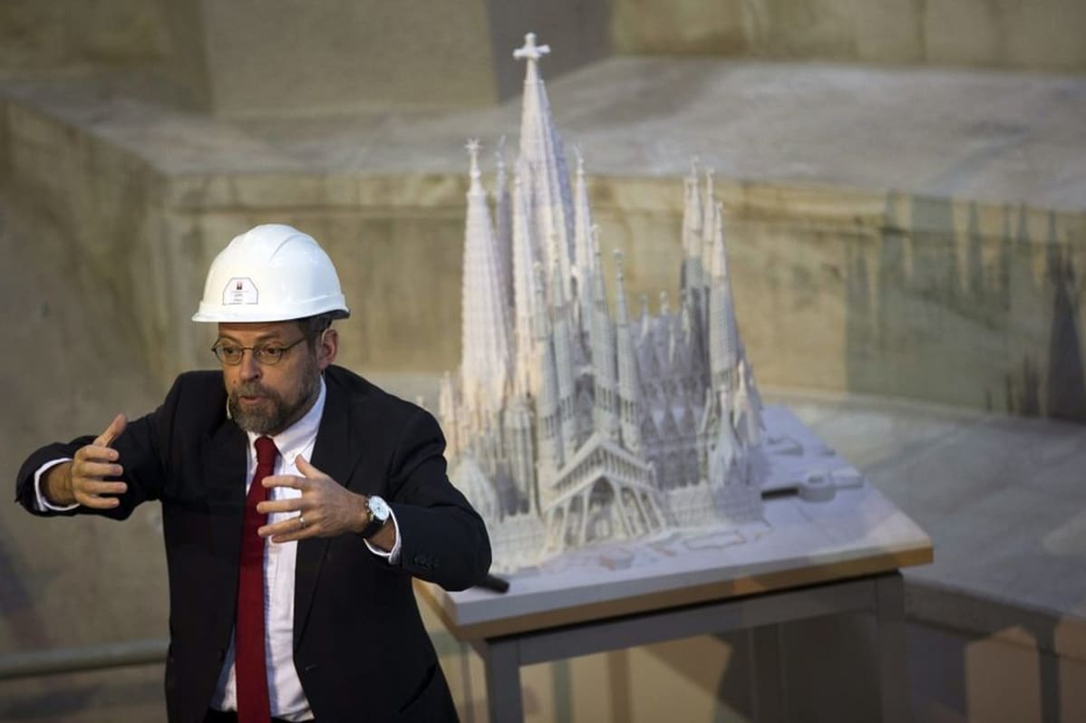 Barcelonan Sagrada Familian katedraalin pääarkkitehti Jordi Fauli julkisti katedraalissa 21. lokakuuta kirkon keskustornien rakennustöiden aloittamisen.