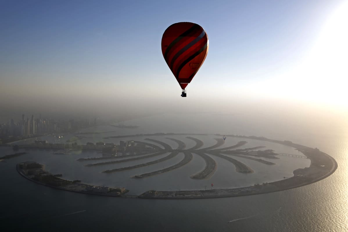 Kuumailmapallo Dubain edustalle rakennettujen Palmusaarten yllä.
