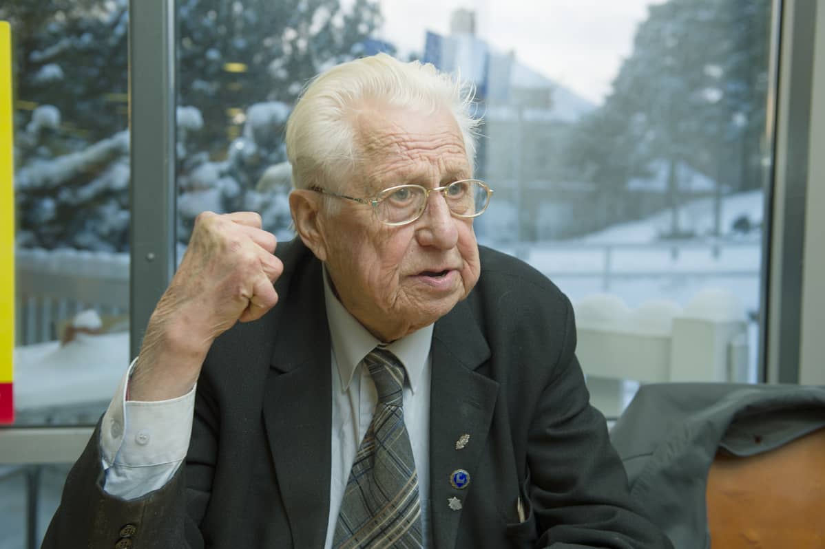 Jorma Tolvanen kahvilassa.