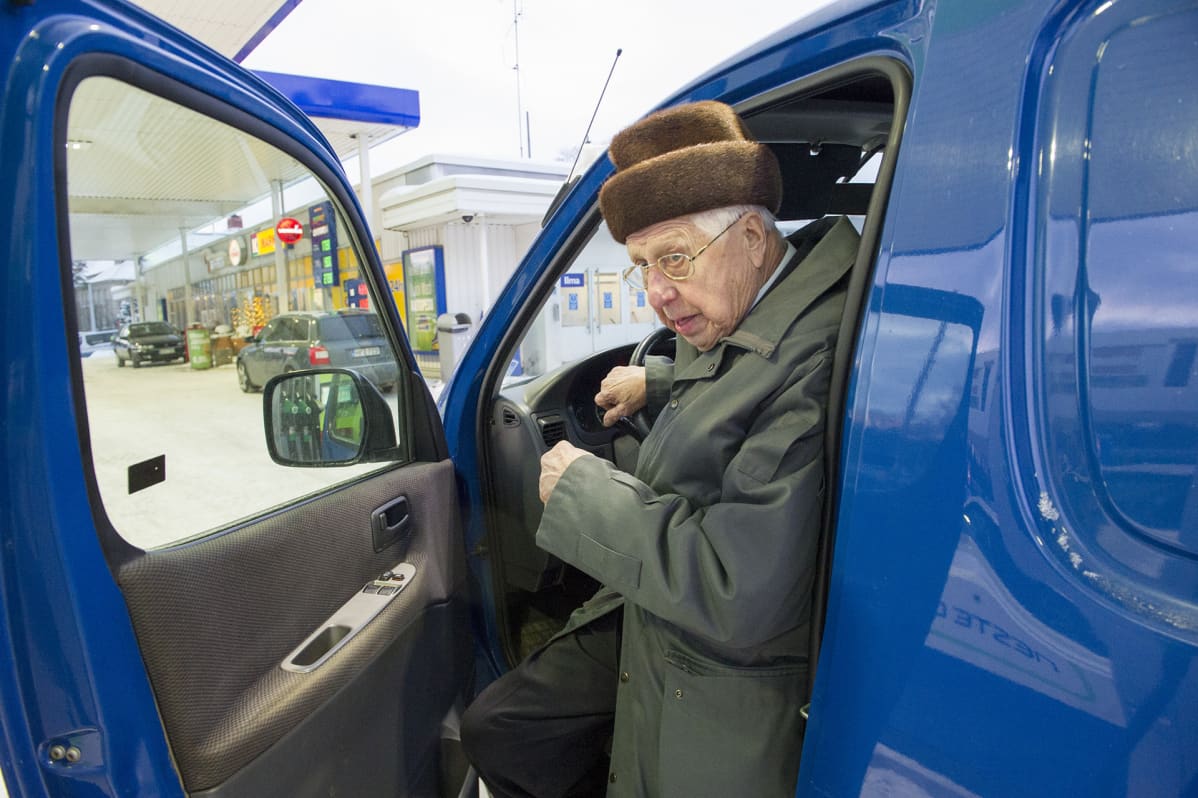 Jorma Tolvanen nousee autosta.
