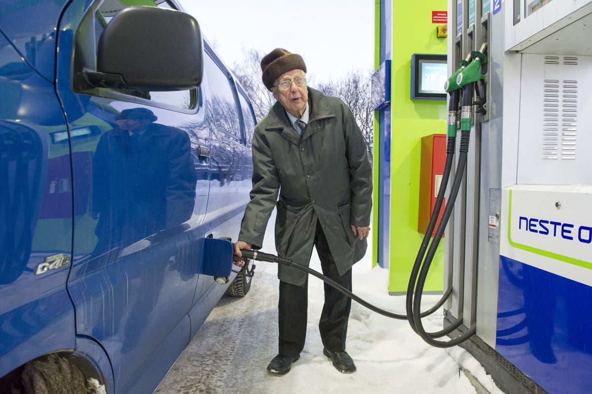 Jorma Tolvanen tankkaamassa autoa.