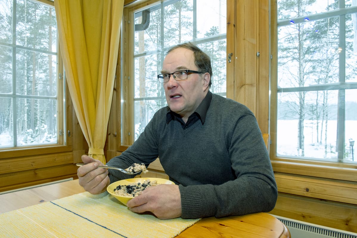 Rauno Hännikäinen puuroaterialla.