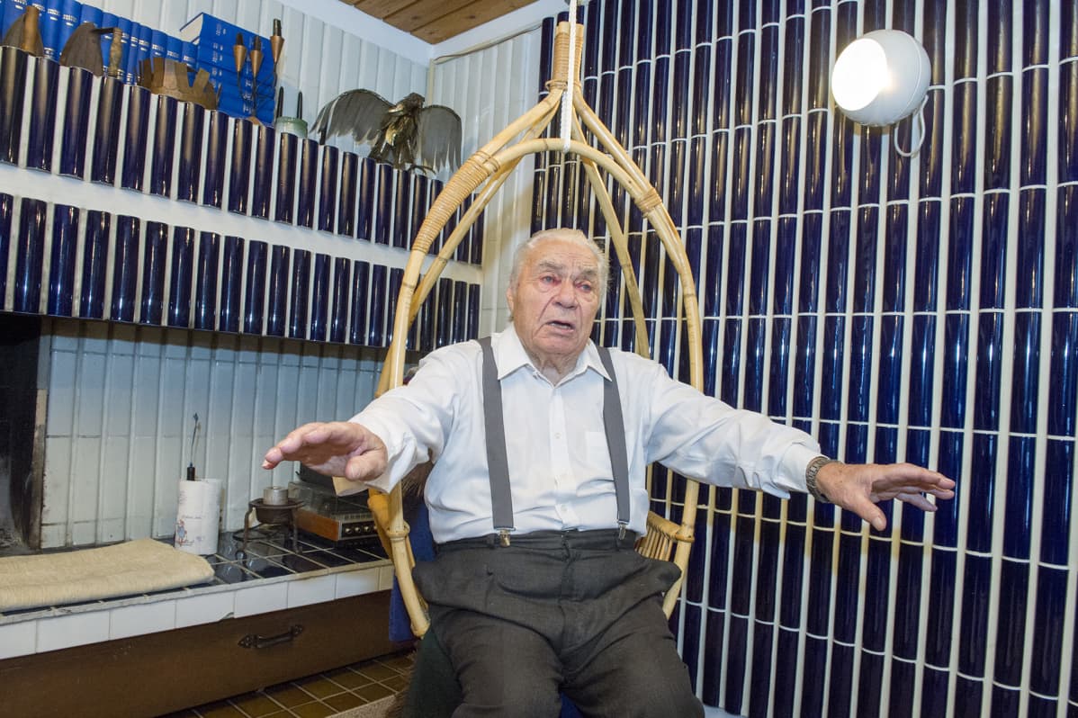 Mikko vainio takkahuoneessaan.