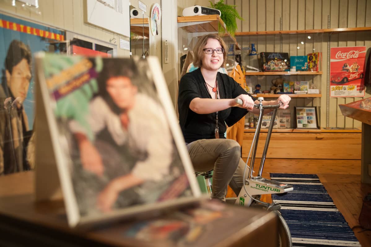 Museonhoitaja Jenna Ruotsalainen Kiuruveden kotiseutumuseossa
