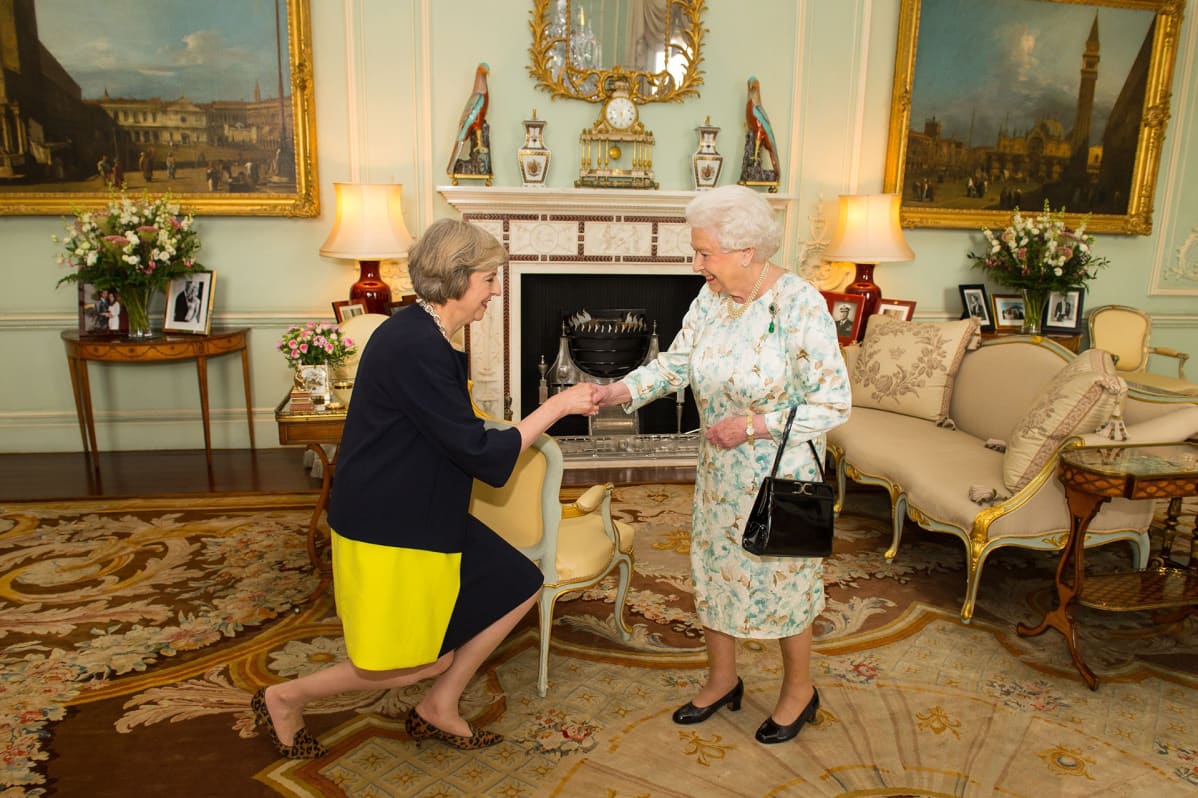 Britannian pääministeri Theresa May ja kuningatar Elisabet.