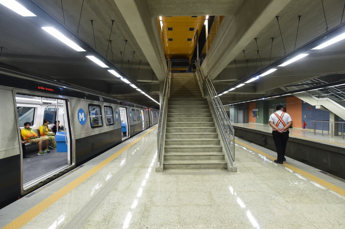 Metrojuna, ovet auki. Keskellä kuvaa harmaat portaat, jotka vievät ylöspäin.