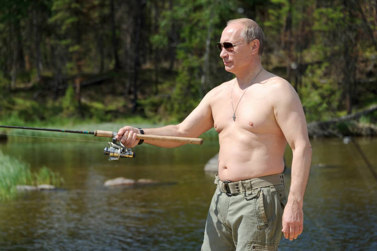 Vladimir Putin kalastamassa Siperiassa vuonna 2013.