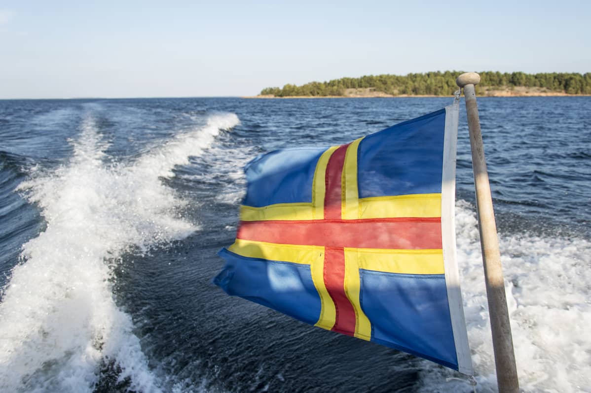 Ahvenanmaan lippu ja merta.