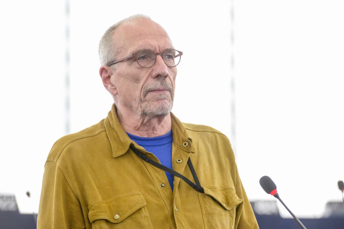 Europarlamentin jäsen Nils Torvalds (r.) täysistunnossa Strasbourgissa.