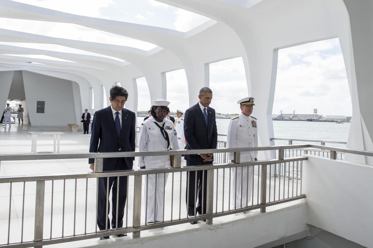 Japanin pääministeri Shinzo Abe ja Yhdysvaltain presidentti Barack Obama hiljentyivät USS Arizonan muistomerkillä Pearl Harborissa, Havaijilla 27. joulukuuta.