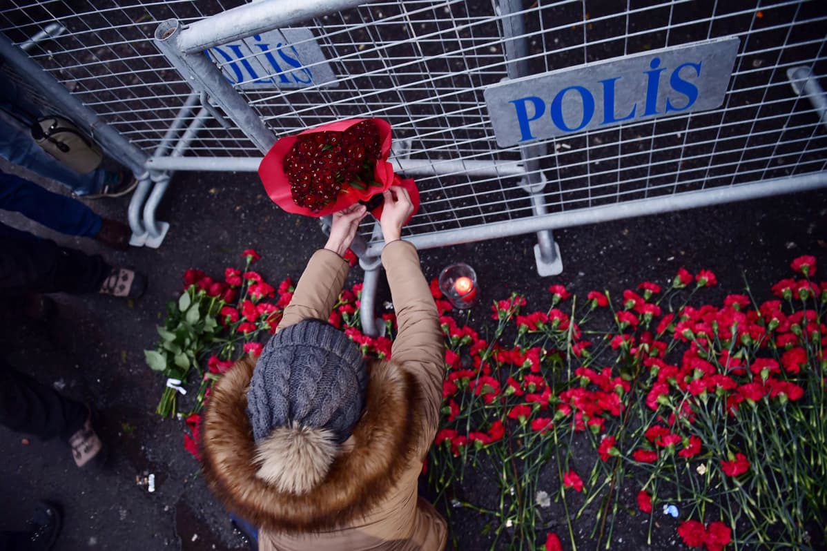 Kukkia Reina-yökerhon edustalla Istanbulissa.
