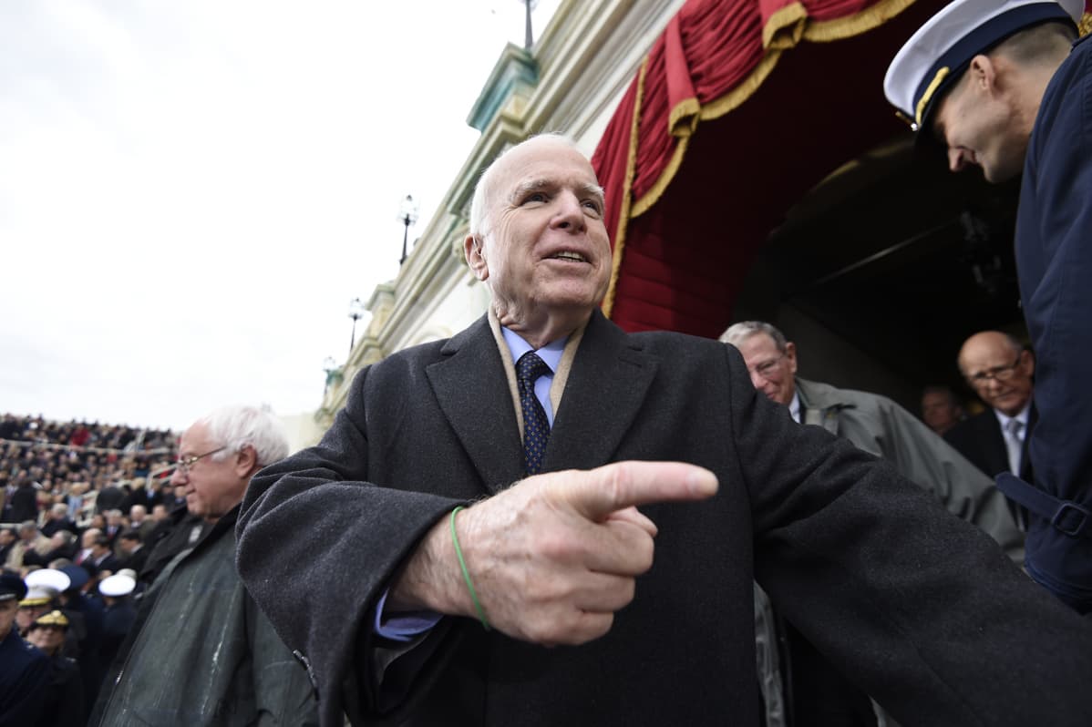 Senaattori John McCain Donald Trumpin virkaanastujaisissa 20. tammikuuta 2017