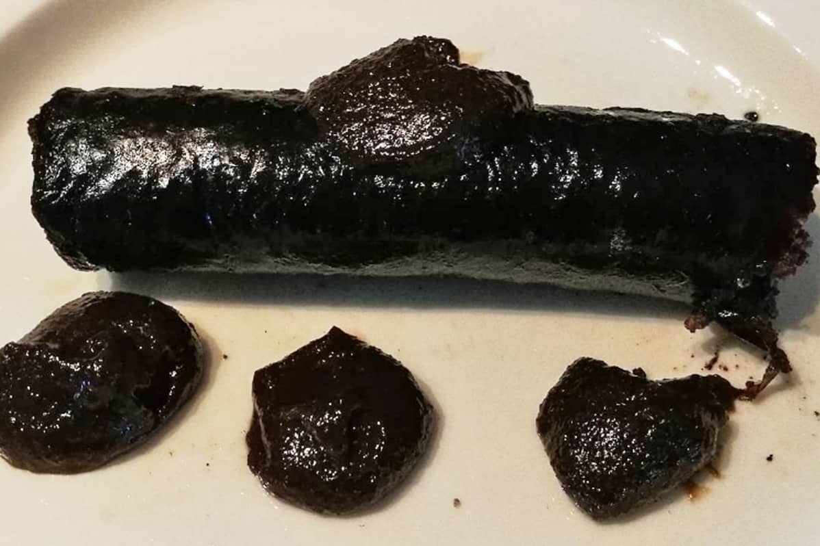 Mustaamakkaraa ja mämmiä.