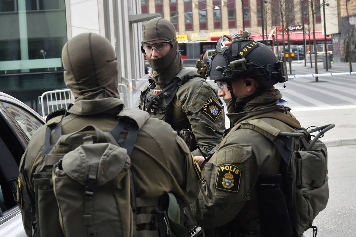 Poliisin erikoisjoukot vartioivat tavaratalon lähialuetta 7. huhtikuuta Tukholmassa.