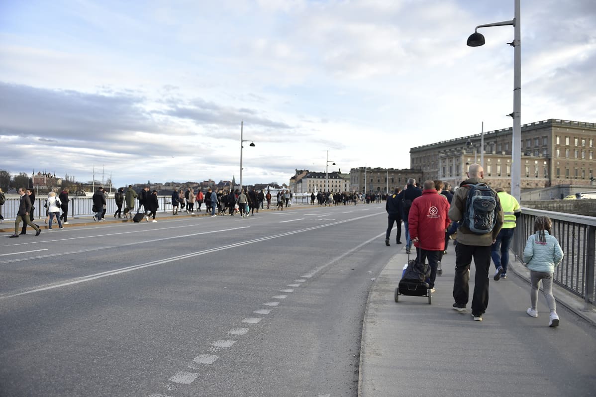 Ihmiset liikkuvat kävellen Tukholmassa joukkoliikenteen sulkeuduttua 7. huhtikuuta.