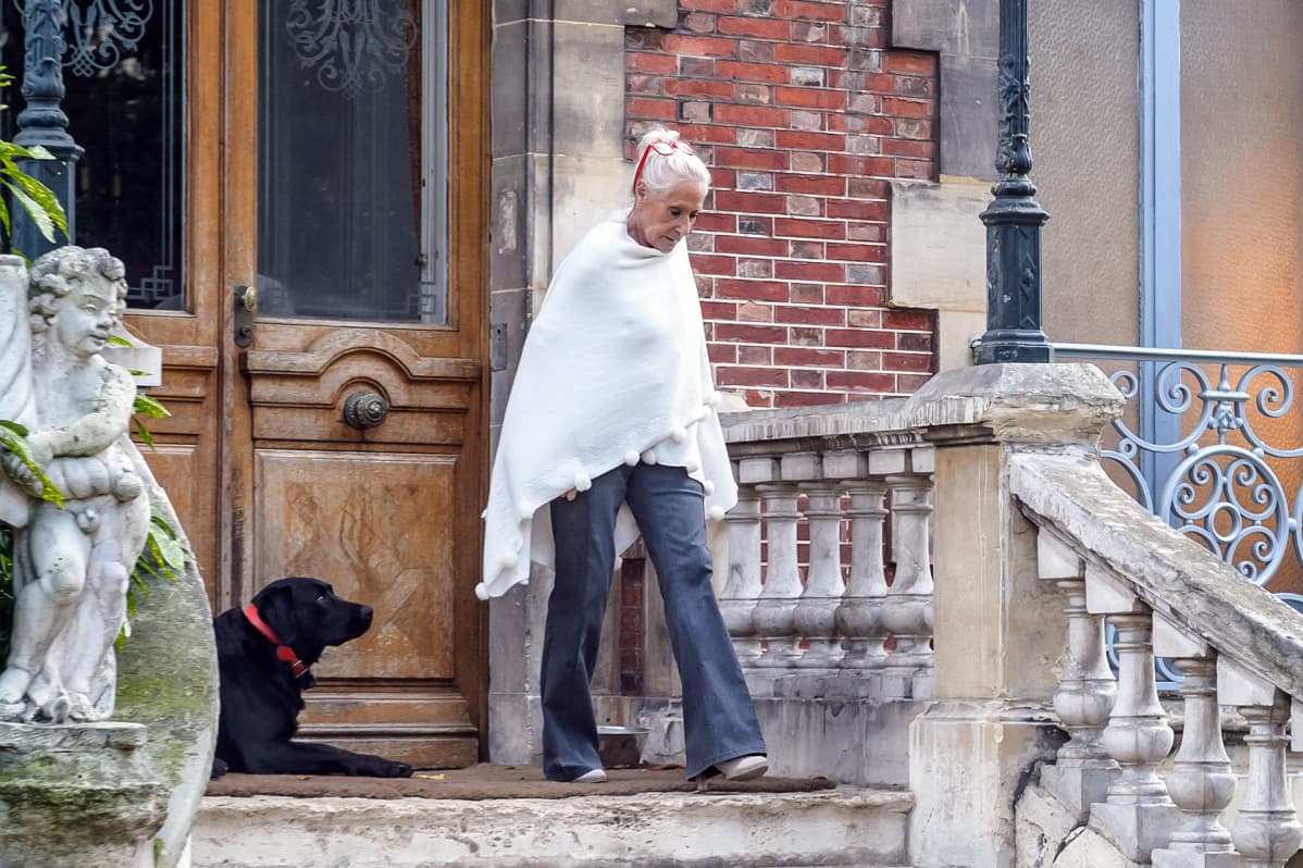 Äiti Pierrette Le Pen talon portailla.