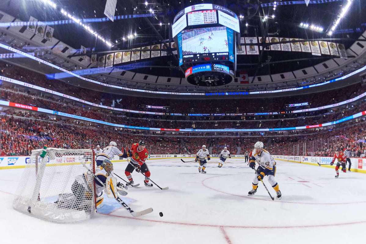 Pekka Rinne kurottaa kiekkoon Nashvillen ja Chicagon välisessä NHL-ottelussa.