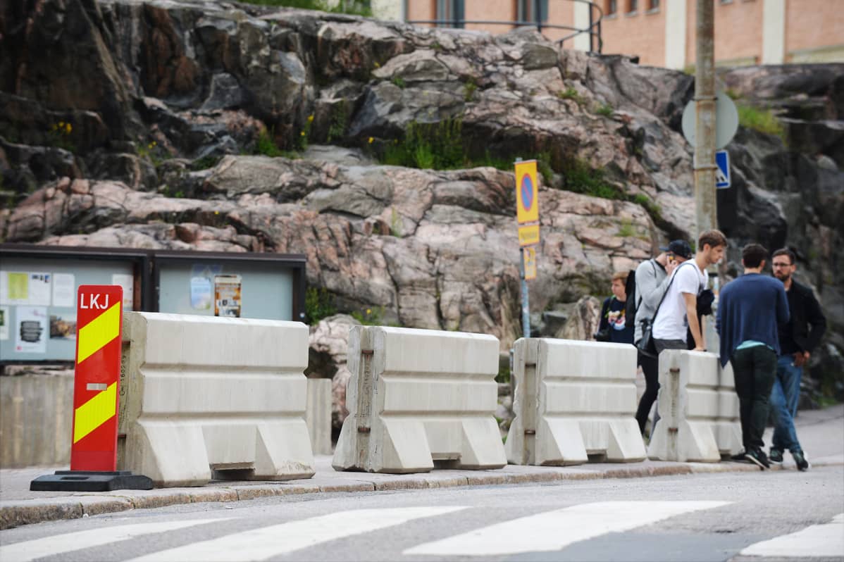 Betoniesteitä Temppeliaukion kirkon edustalla.