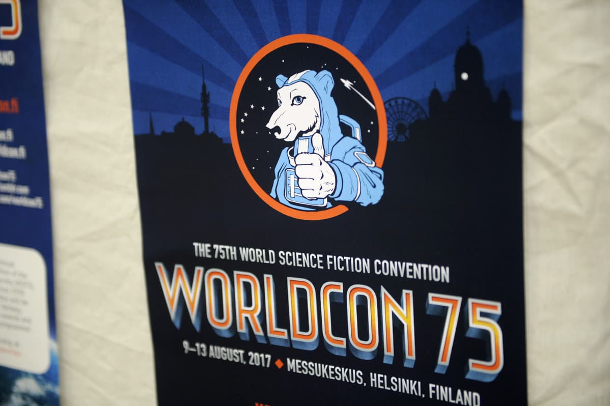 Worldcon-tapahtuman juliste Ropecon 2017 -roolipelitapahtumassa Helsingin Messukeskuksessa.