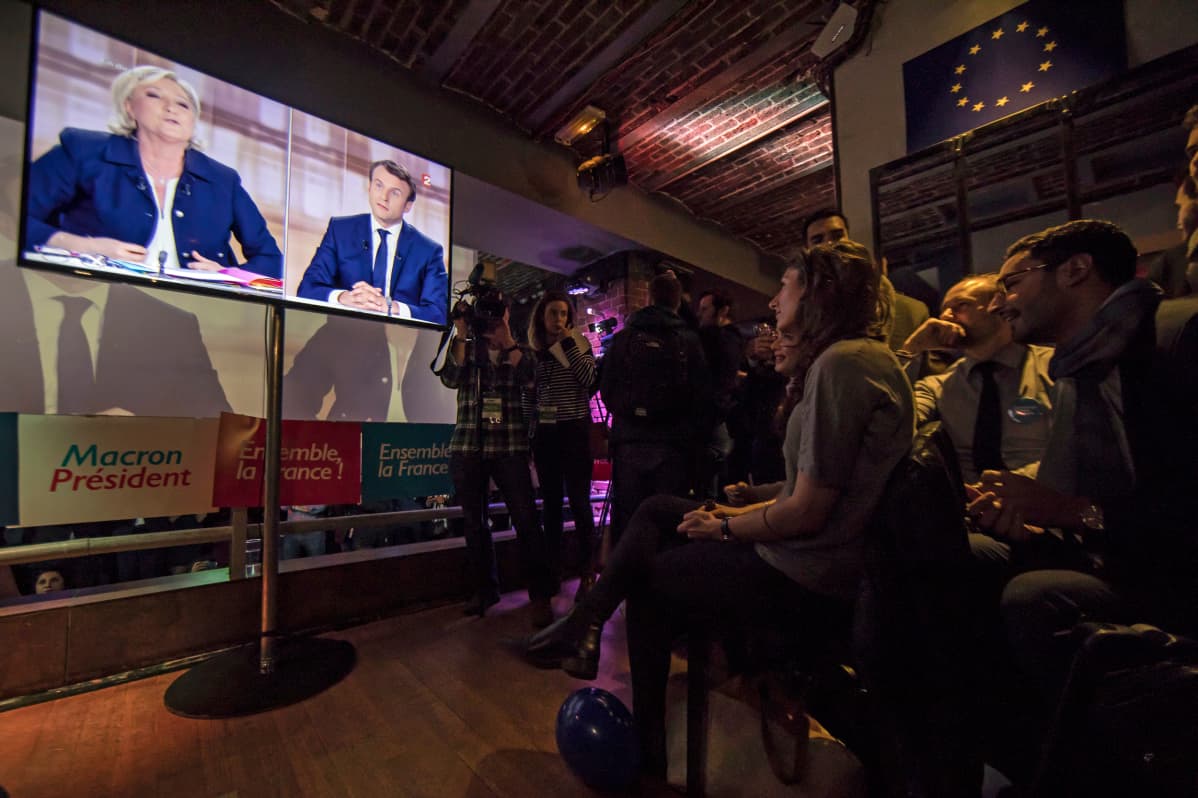 Macronin tukijat seurasivat vaaliväittelyä 3. toukokuuta