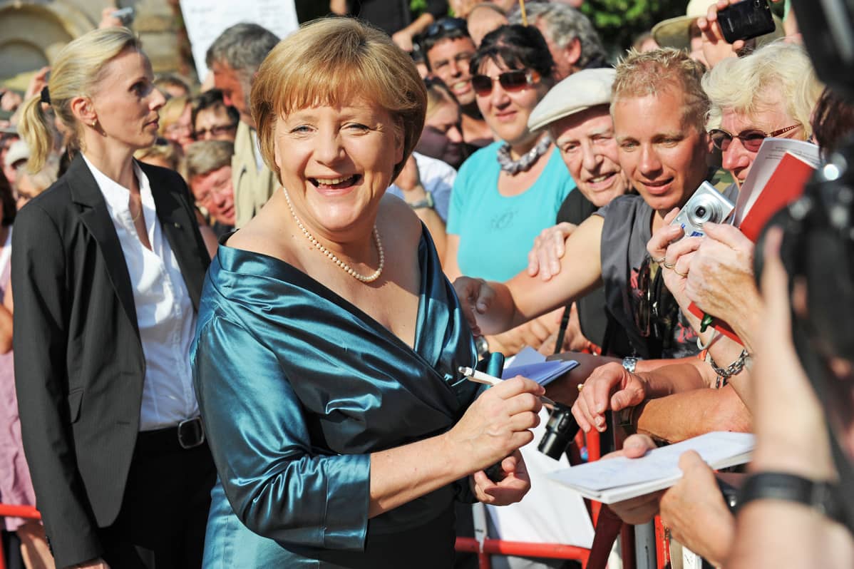 Angela Merkel tervehtii ihmisiä Bayreuthin musiikkijuhlien avajaisissa heinäkuussa 2012.