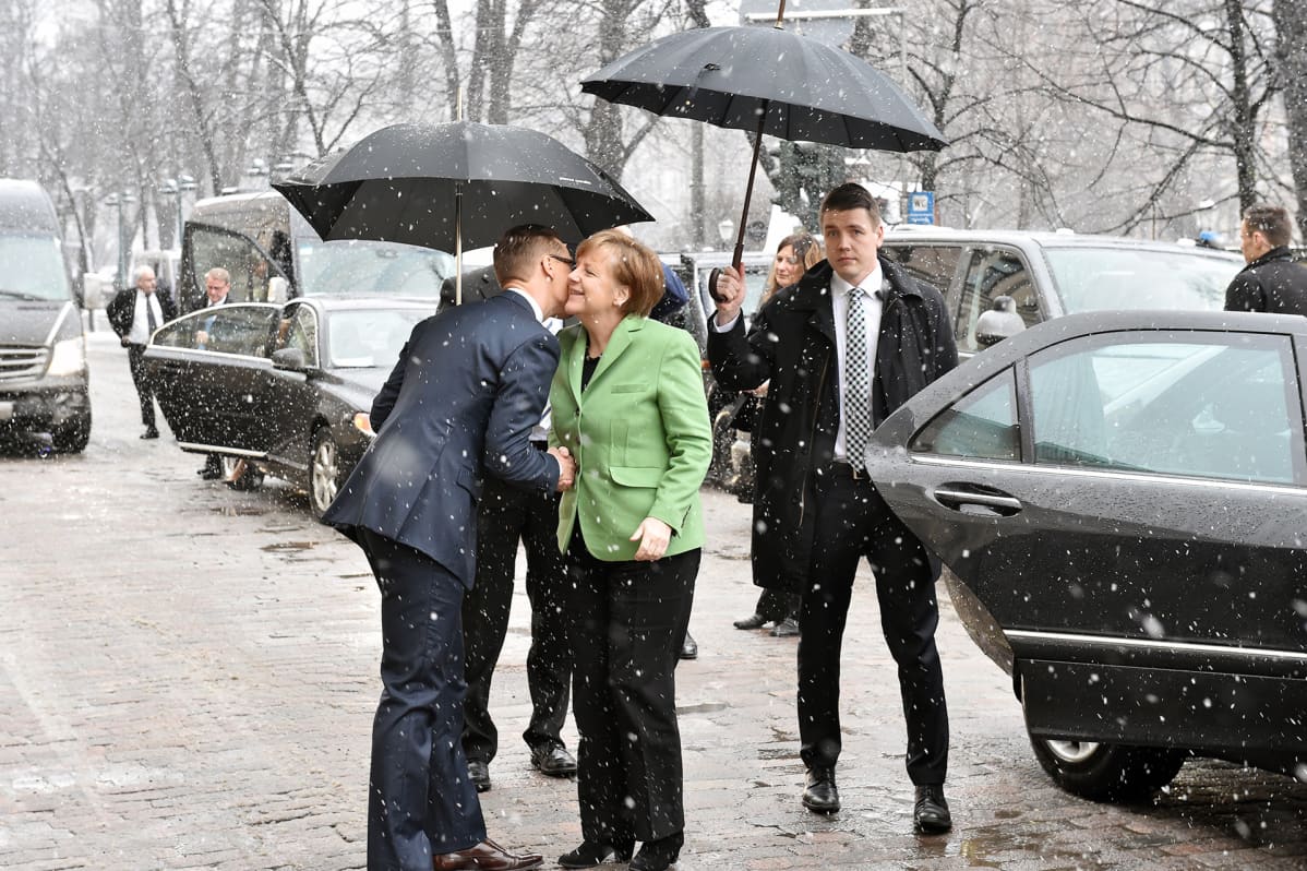 Alexander Stubb ja Angela Merkel tapaavat lumisateessa Helsingissä.