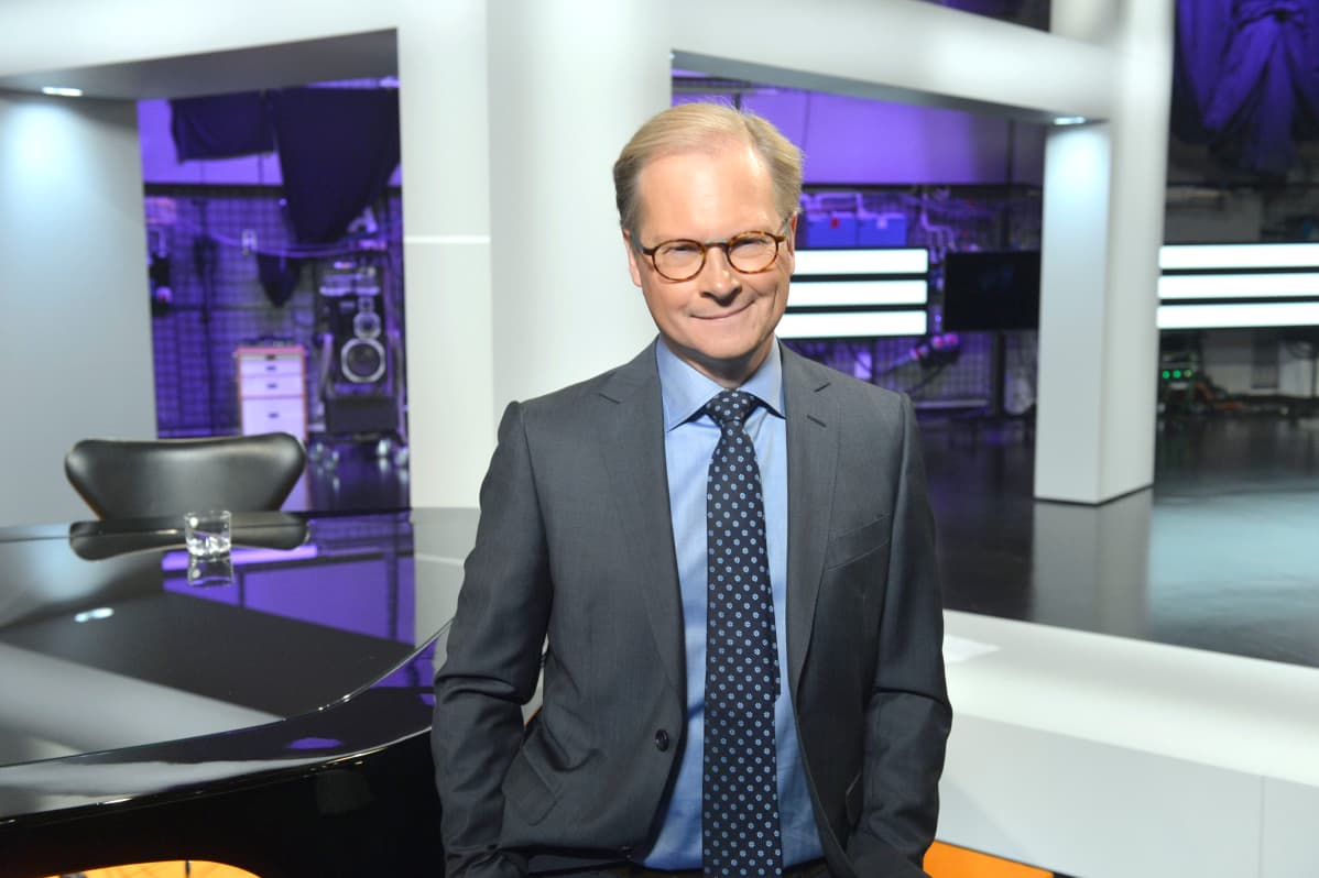 Ruotsin television SVT:n Agenda-ohjelman juontaja, politiikan toimittaja Mats Knutson Agendan studiossa.