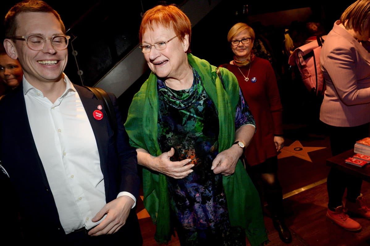 Presidentti Tarja Halonen SDP:n presidenttiehdokas Tuula Haataisen presidentivaalikampanjan avauksessa Helsingissä maanantaina 4. joulukuuta.