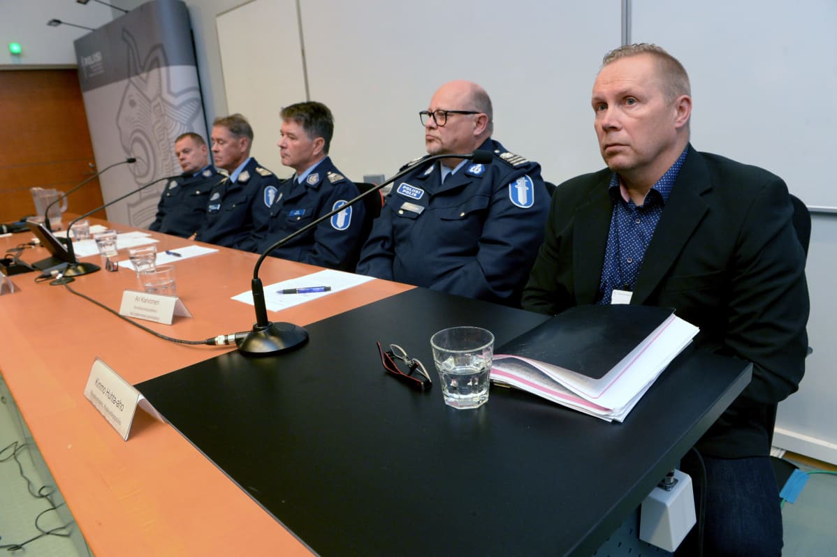 Keskusrikospoliisin päällikkö Robin Lardot, poliisiylijohtaja Seppo Kolehmainen, Itä-Uudenmaan poliisilaitoksen poliisipäällikkö Kari Rantala, Itä-Uudenmaan apulaispoliisipäällikkö Ari Karvonen ja keskusrikospoliisin rikoskomisario Kimmo Huhta-aho keskusrikospoliisin tiedotustilaisuudessa Vantaalla 25. elokuuta.