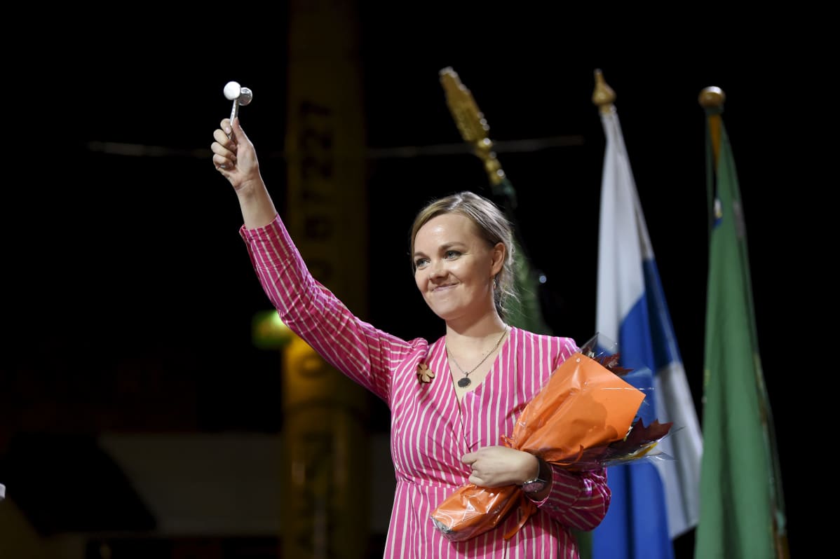 Katri Kulmuni svingar ordförandeklubbar i Kouvola.